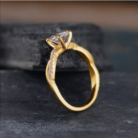 New Gorgeous 18K Yellow Gold Plated Ring - Picture 6 of 8